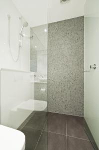 View Photo: Considerate Tap Placement for Better Shower Use
