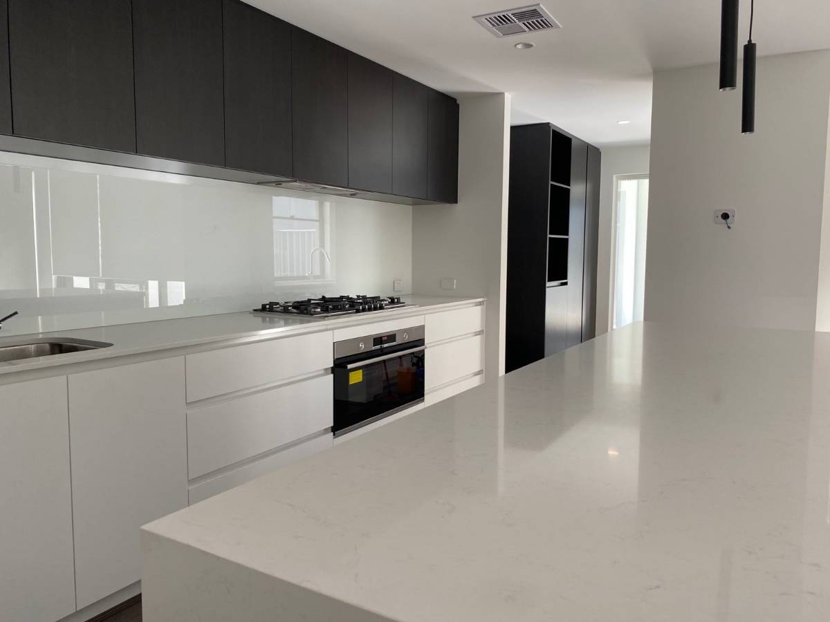 View Photo: Sparkling cleaning kitchen